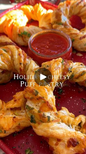 Cheesy Puff Pastry, Finger Food Recipes For Toddlers, Bread Pull Apart Recipes, Platter Ideas, Vegan Fast Food, Holiday Appetizer, King Food, Family Eating, Holiday Appetizers