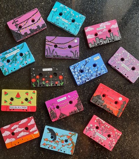 Cassette Tape Art, Cd Wall Art, Vinyl Art Paint, Record Painting, Cd Art, Tape Art, Small Canvas Art, Book Art Diy, Diy Crafts To Do