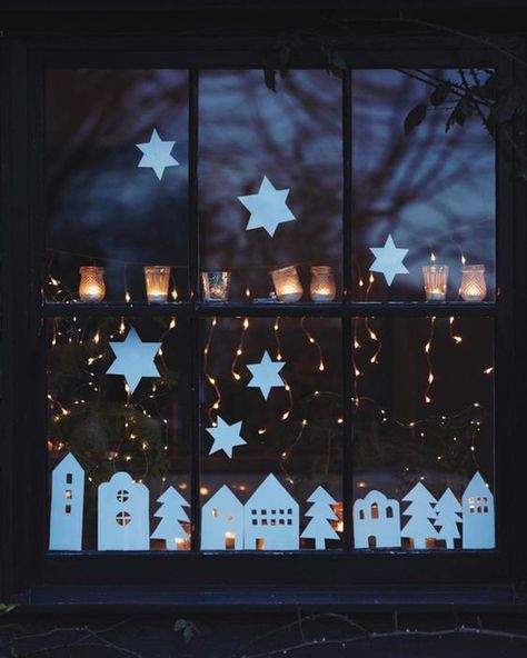 35 Wonderful Christmas Window Display Ideas On A Budget | Home Design And Interior Diy Christmas Window, Country Living Uk, Christmas Window Painting, Christmas Window Display, Unique Christmas Cards, Christmas Window Decorations, Xmas Deco, Diy Christmas Decorations, Christmas Window