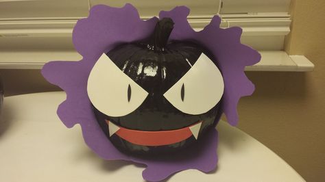 Gastly the Ghost Pokemon Gastly Pokemon Pumpkin, Pokemon Halloween Decorations, Pokemon Pumpkin Painting, Anime Pumpkins, Pokemon Pumpkins, Pumpkin Inspo, Pokemon Pumpkin, Pokémon Ideas, Paint Pumpkins