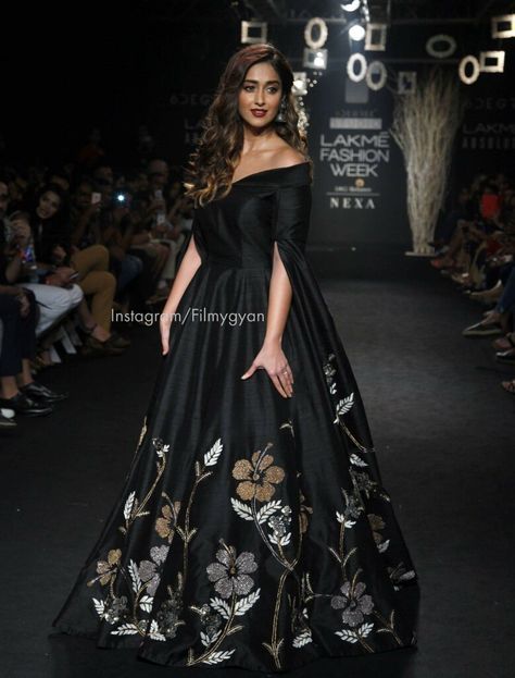 Gowns Hijab, Best Wedding Gowns, India Wedding Dress, Indowestern Dresses, Black Anarkali, Couture Ideas, Indian Wedding Gowns, Anarkali Dress Pattern, Indo Western Dress