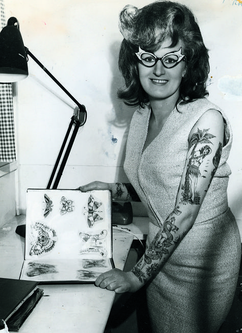 Cindy Ray in her studio; Ivanhoe, Australia (1960s) | 14 Truly Awesome Photos Of Tattoos Throughout History Historical Tattoos, Badass Pictures, Chris Garver, Tattoo Goo, Ray Tattoo, Vintage Tattoos, Tattoo Pics, History Tattoos, Tattoo Parlor