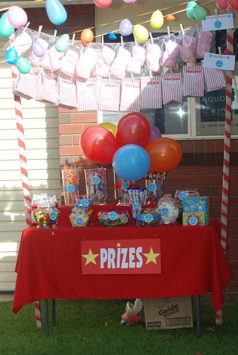 Birthday Party Carnival Games, Diy Carnival Prize Booth, Prize Table Display, Carnival Graduation Party, Carnival Prizes Ideas, Prize Booth, Prizes Carnival, Halloween Crafts Diy Projects, Vintage Carnival Theme