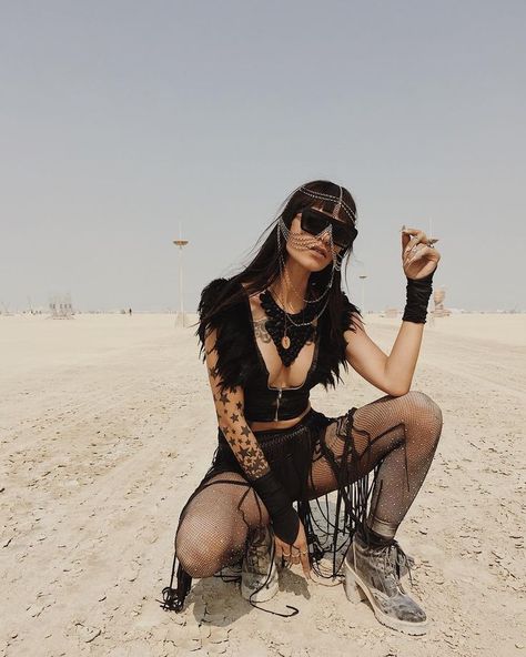 #festivaloutfits #festivalfashion #festival #fashion #WeAreNativ Plus Size Burning Man Fashion, Afrikaburn Outfits, Burningman Outfits, Burning Man Outfits Women, Burning Man Fashion Woman, Burning Man Festival Outfits, Estilo Burning Man, Electro Festival Outfit, Burner Girls