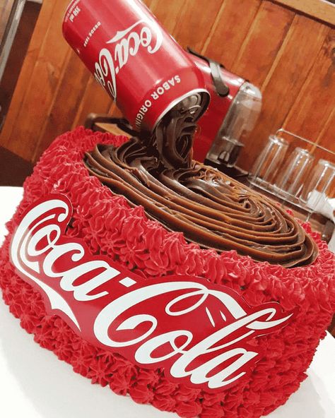 Coca-Cola Birthday Cake Ideas Images (Pictures) Coke Cola Cake Theme, Coke Themed Cake, Coke Cola Cake Design, Coca Cola Cake Design Birthdays, Coca Cola Birthday Party, Coca Cola Party Theme, Diet Coke Cake, Coca Cola Party, Coke Cake