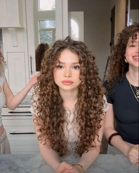 Kalagores Sisters Sunday, Dream Hair Curly, Curly Hair Long Aesthetic, Layers In Curly Hair Natural Curls, Vacation Curly Hair, Kolgeras Sisters, Types Of Curly Hair Cuts, Demetria Kalogeras Hair, Sunday Kalogeras Makeup