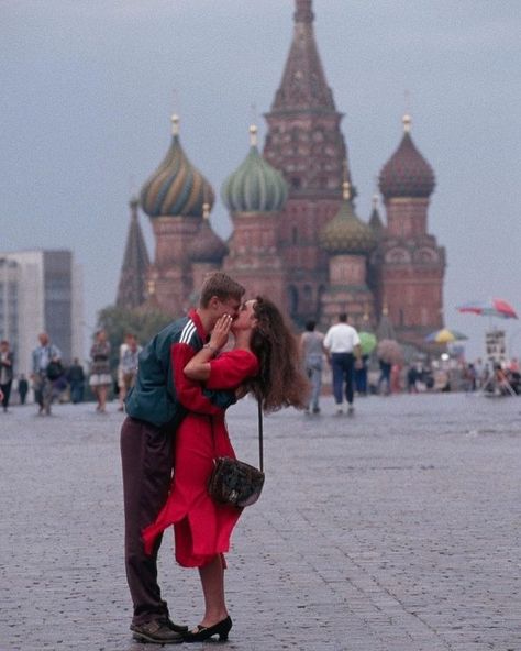 𝒑𝒐𝒑 𝒄𝒖𝒍𝒕𝒖𝒓𝒆 𝒏𝒐𝒔𝒕𝒂𝒍𝒈𝒊𝒂 🕊 on Instagram: “Photos of life in Russia in the 1990s.” Life In Russia, Russian Love, Art Amour, High By The Beach, Nyc Subway, Capture Photo, The 1990s, Photography Awards, I Love Girls