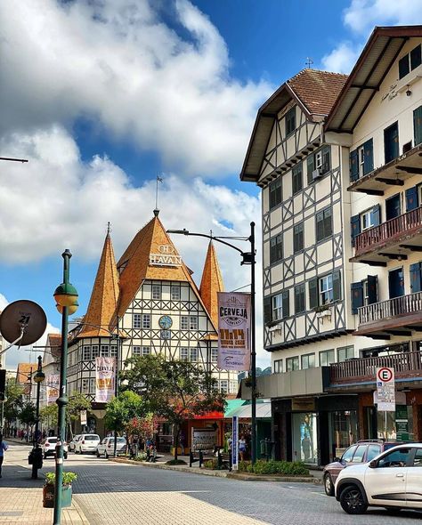 EU ❤️ SANTA CATARINA on Instagram: “Um pedacinho todo especial da Rua XV de Novembro em Blumenau. A arquitetura alemã que embeleza esta linda e cidade do Vale Europeu. . Foto…” Santa Catarina Aesthetic, Village Mountain, Brazil People, Brazil Culture, Gold City, What A Beautiful World, City Aesthetic, Pretty Places, Country Style