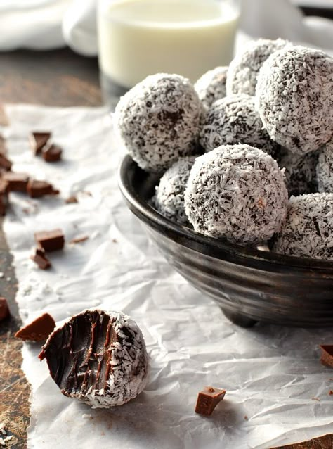 Classic Chocolate Ganache Truffles - maximum decadence for minimum effort with a unique tip for making these with minimum mess (no special equipment required!) Chocolate Ganache Truffles, Ganache Truffles, Nutella Cake, Chocolate Truffles Recipe Easy, Recipetin Eats, Candy Truffles, Truffle Recipe Chocolate, Truffle Recipe, Homemade Candies