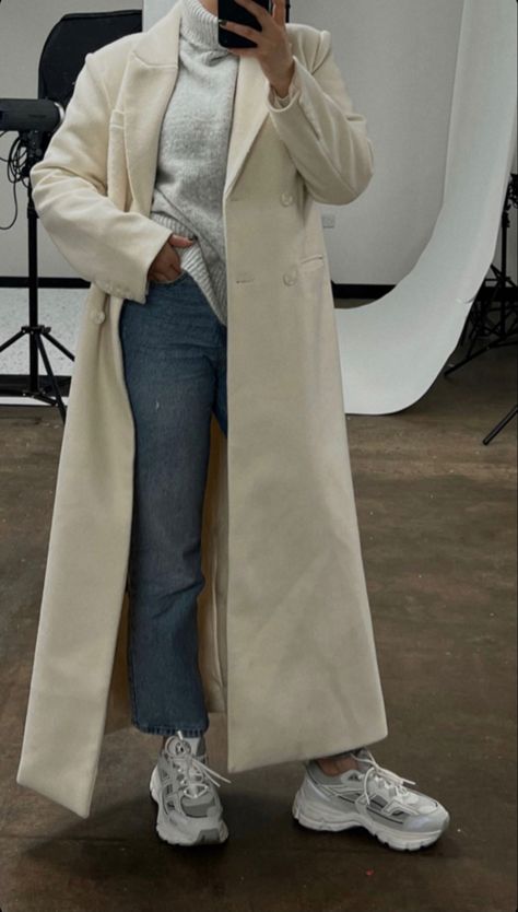 Winter outfit idea with a long overcoat Long White Winter Coat, Cream Long Jacket Outfit, White Coat Hijab Outfit, White Leather Coat Outfits, White Overcoat Outfit Women, Outfits With Long Jackets, Beige Overcoat Outfit Women, Long Cream Coat Outfit, Cream Long Coat Outfit