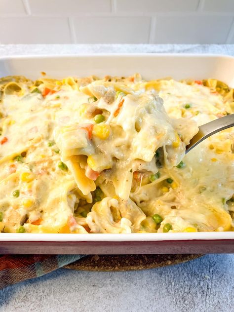 Got leftover turkey? This creamy turkey noodle casserole is just what you need! An easy, satisfying dinner idea that turns those Thanksgiving leftovers into the best meal of the week. Whether you’re looking for something comforting or just need a quick dinner recipe, this turkey casserole hits the spot. Perfect for busy nights, it's a must-try for anyone wondering what to make with Thanksgiving leftovers. Check out this creamy, cozy dish that’s always a hit at the table! Leftover Thanksgiving Turkey Ideas, Meals Using Leftover Turkey, Recipes To Make With Leftover Turkey, Turkey Alfredo Casserole, What Can You Make With Leftover Turkey, Turkey Noodle Casserole Recipes Leftover, Leftover Turkey Noodle Casserole, Leftover Turkey And Noodles Recipe, Slow Cooker Leftover Turkey Recipes