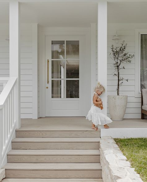 The Newport Project by @katelawrenceinteriors • In Kate’s design philosophy, architectural hardware plays a pivotal role in any space - rather than regarding it as a mere functional element, it is embraced as an opportunity to enhance the overall ambiance. ⁠ ⁠ Brushed Gold PVD was the perfect finish choice for this build, with it's resistance to coastal and moisture-rich environments to ensure a long-lasting finish that will withstand the elements, ensuring longevity and style. ⁠ ⁠ Products F... Front Door Pull Handles Entrance, Hamptons Door Handles, Front Door Ideas Australia, Coastal Front Door Entrance, Front Entrance Ideas Outdoor, Farmhouse Entry Door, Front Deck Ideas Entrance, Hamptons Front Door, Coastal Front Porch