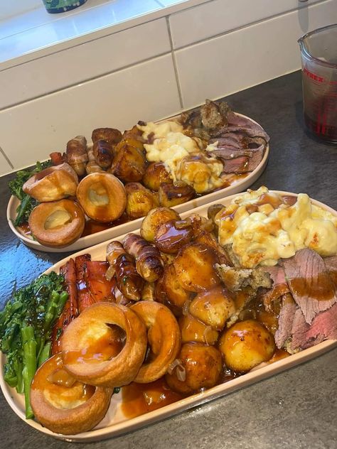 British Roast Dinner, Big Dinner, Beef Roast, Elderly Woman, Pub Food, Healthy Food Dishes, Roast Dinner, Sunday Roast, British Food