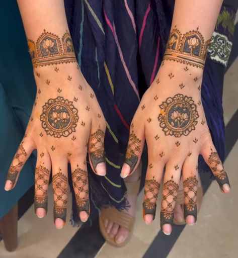 Henna for brides, mehndi for girls Marathi Mehendi Designs, Simple Bride Mehendi, Bridal Minimal Mehendi, Minimalist Bridal Mehendi, Mehandi For Back Hands, Minimum Mehendi Designs, Mehndi Designs Minimal, Minimal Bridal Mehendi, Back Mehendi Designs