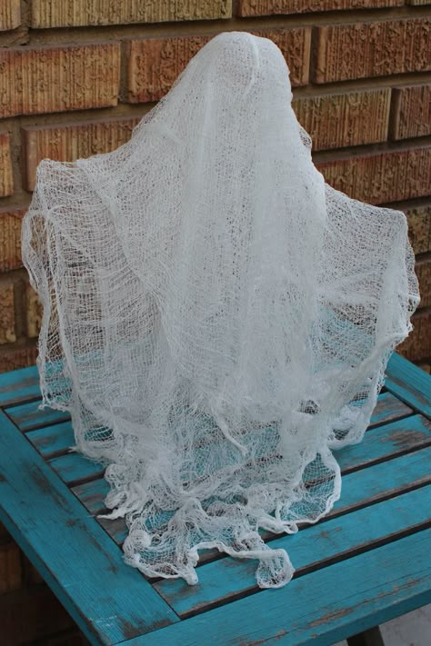 Large Cheesecloth Ghost, How To Make Ghost With Cheese Cloth, Cheesecloth Ghost Diy Starch, Gauze Ghosts Diy Crafts, Diy Ghost Cheesecloth, How To Make Starch Ghosts, Make Ghosts For Halloween, How To Make Hanging Ghosts For Outside, Cheesecloth Ghost With Liquid Starch