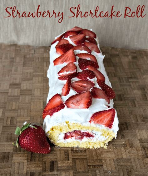 Roll Up Cake Recipe, Roll Up Cake, Strawberry Shortcake Roll, Strawberry Roll Ups, Strawberry Shortcake Recipe Easy, Strawberry Roll, Strawberry Roll Cake, Easy Strawberry Shortcake, Up Cake