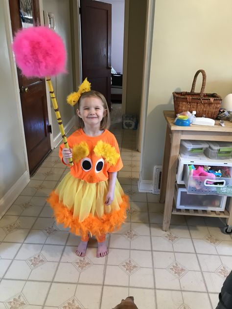 Diy Lorax Costume, Diy Lorax, Dr Susse, Lorax Halloween, Dr Seuss Diy Costumes, Mustache Diy, Lorax Costume, Mom Costumes, Book Character Day