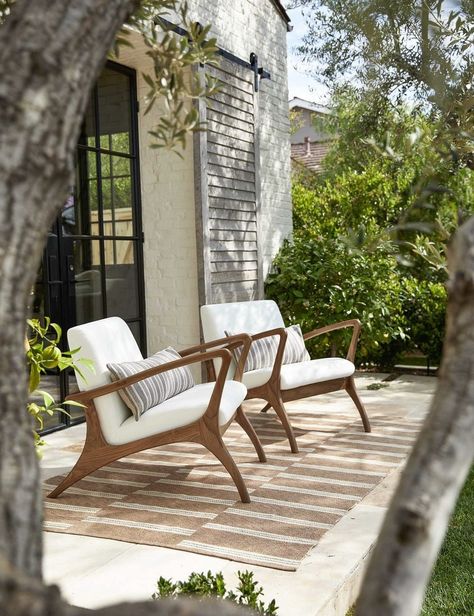 Deck Seating Area, Kursi Outdoor, Desert Tones, Deck Seating, Building Inspiration, Patio Inspiration, Concrete House, Outdoor Accents, Modern Outdoor Furniture