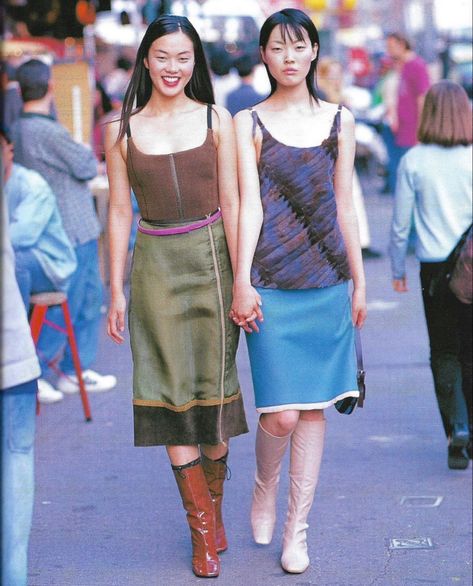 Japan 90s Fashion, 90s Japan Fashion, 90s Japanese Fashion, Japan December, Estilo Harajuku, 일본 패션, Walking Down The Street, Vogue Japan, Miuccia Prada