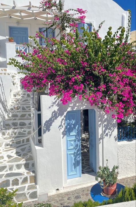 Meditterean House, Greek Houses Exterior, Mamma Mia Aesthetic, Greek Homes, Mia Aesthetic, Mediterranean Houses, Greece Homes, Greece House, Tomato And Cucumber