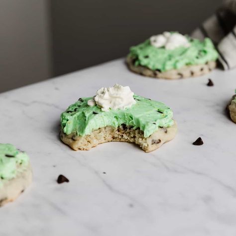 Copycat Crumbl Mint Chip Ice Cream Cookies St Patrick’s Day Crumbl Cookies, Crumbl Cookie Copycat Mint, Mint Crumble Cookie, Crumbl Mint Cookies, Mint Chocolate Chip Desserts, Mint Cookie Recipes, Copycat Crumbl Cookies Recipes, Crumbl Cookie Recipes, Crumbl Recipes