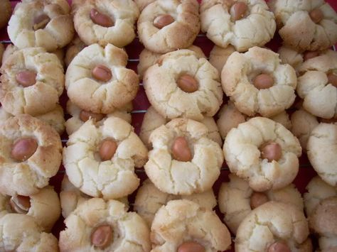 Bánh Hạnh Nhân (Vietnamese Almond/Peanut Cookies) (uses hard boiled egg yolks and lard - the latter can be replaced with another solid oil) Vietnamese Cookies, Native Recipes, Asian Deserts, Man Recipes, Asian Sweets, Peanut Cookies, Cookie Craft, Sweet Bites, Cookie Do