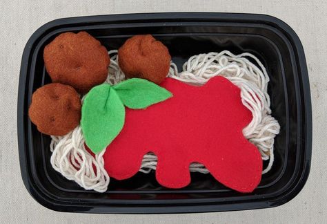 Free Felt Food Pattern: Making a Felt Meatball and No-Tangle Spaghetti Play Set · Hawk Hill No Sew Felt Food, Felt Food Templates, Felt Food Patterns Free, Play Food Diy, Diy Play Food, Felt Food Pattern, Pretend Play Preschool, Felt Activities, Preschool Dramatic Play