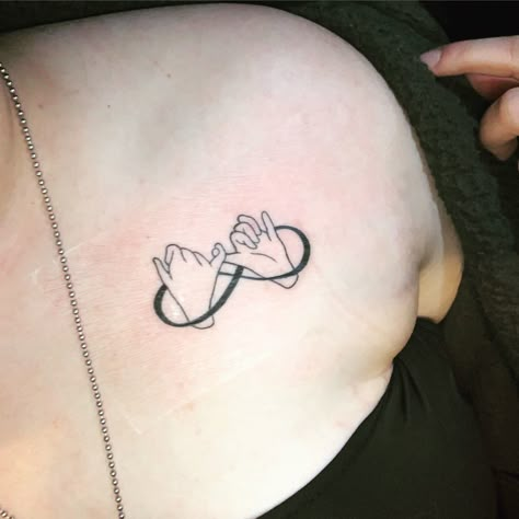 Sis In Law Tattoos, Pinky Promise Tattoo Sisters, Pinky Swear Tattoo Couple, Pink Promise Tattoo, Pinkie Promise Tattoo, Pinky Promise Tattoo Couple, Friends Forever Tattoo, Pinky Tattoos, Pinky Swear Tattoo