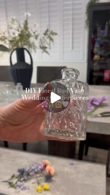 DIY With Jenna 🤍 on Instagram: "Floral bud vase centerpieces DIY ✨🌸🫶🏼  The most GORGEOUS way to include a splash of color without breaking the bank.  Pro tip: check out Facebook marketplace before buying bud vases! I’ve been seeing a ton of brides resell theirs there!  #diywedding #weddingcenterpieces #floralbudvase #budvasecenterpieces #diybride #summerbride #springbride #diyweddingdecor #diyweddingflowers #diywithjenna #weddingflowers #weddingflowerideas" How Many Bud Vases Per Table, Bud Vase Centerpiece Ideas, Ribbon Vase Ideas, Bud Vase Floral Centerpiece, Diy Bud Vase Arrangement, Center Piece Wedding Ideas, Different Vases Centerpiece, Boho Wedding Centerpieces Diy Simple, Bud Vase Floral Arrangements