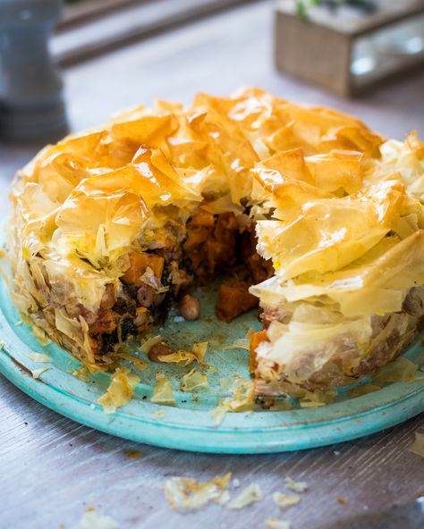 Sweet potato, spinach and chickpea filo pie Spinach Filo, Pie Savoury, Filo Pastry Pie, Sausage Roll Recipes, Chickpeas And Rice, Filo Pie, Pumpkin Spinach, Quiche Tarts, Potato Spinach