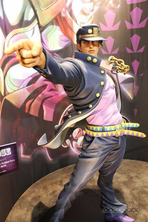 Viz Media had one of the coolest pieces at their booth during New York Comic-Con, a life-sized statue of Jotaro. Dynamic Angles, Sculpture Reference, Jojo Bizarro, Jojos Bizarre Adventure Jotaro, Viz Media, Jotaro Kujo, Aesthetic Boys, Jojo Anime, Jojo Memes