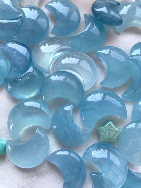 These small Aquamarine Moons have a soothing, flowing, peaceful energy. Aquamarine Crystals have a calming vibration that helps reduce stress + quiet the mind. The Moon is a powerful, feminine symbol representing the universal rhythm of time, the cycles of life, the ebb + flow of the tides, the ever-changing seasons...⁠ Aquamarine is a water element stone that resonates with the throat chakra, promoting clear communication, especially of one's emotions. It clears the pathways from the heart to t Aquamarine Crystal Aesthetic, Aquamarine Stone Aesthetic, Crystal Core Aesthetic, Moon Powers, Aquamarine Aesthetic, Gemstone Aesthetic, Crystals Aquamarine, Calming Crystals, Moon Stones