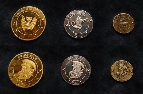 Harry Potter: Gringotts coins 1:1 replica made by Noble Collection: 1x golden Galleon, 1x silver Sicle and 1x copper Knut. #harrypotter #noblecollection Harry Potter Gringotts, Harry Potter Coins, Noble Collection, Sleeves Ideas, Harry Potter Party, Wizarding World, The Bank, Shadow Box, Hogwarts