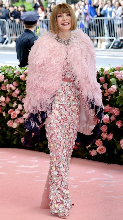 Karl Lagerfeld Met Gala, Anna Wintour Met Gala, Train Fashion, Anna Wintour Style, Met Gala Outfits, Magazine Vogue, Gala Fashion, Pastel Outfit, Anna Wintour