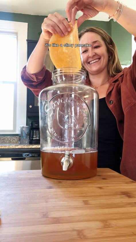 These instructions outline how to make homemade kombucha. For more in-depth instructions and tips, see the article above this recipe card. Best Kombucha, Make Kombucha, Homemade Kombucha, Kombucha Recipe, Cake Pizza, Recipes Chili, Fermented Tea, Pizza Sandwich, Fermentation Recipes