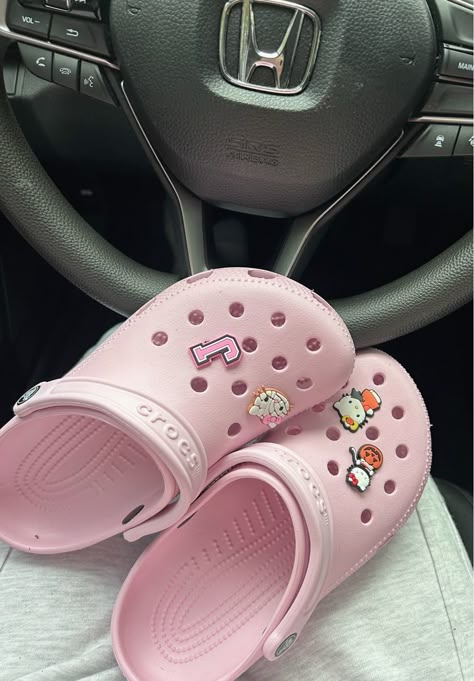 Men Crocs, Room Organization Bedroom, Pretty Sneakers, Clogs For Women, Pink Crocs, Crocs Fashion, Makeover Bedroom, Dr Shoes, Trendy Shoes Sneakers