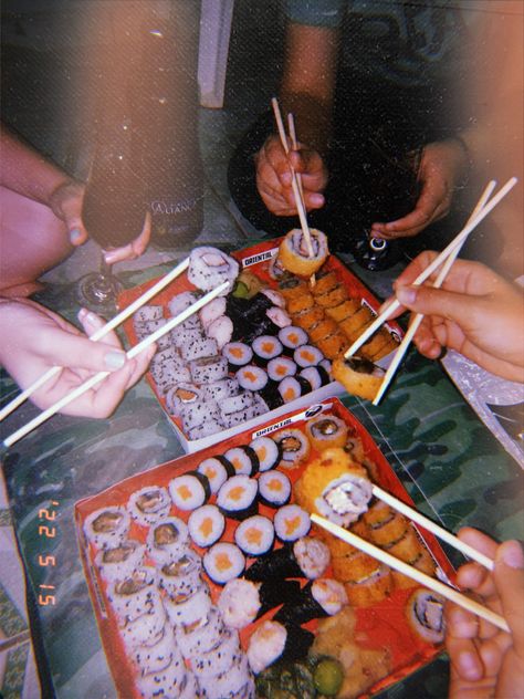 Ramen With Friends Aesthetic, Sushi Night Aesthetic, Sushi With Friends, Autumn Sleepover, Eating With Friends, Gals Night, Aesthetic Sushi, Yo Sushi, Friends Eating