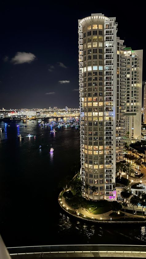 Miami At Night, Wallpapers 2024, Brickell Miami, Luxury Lifestyle Travel, Miami City, Miami Life, Soft Life, Fashion Glamour, Night Scenery