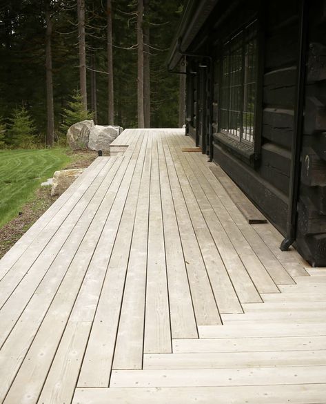 Deck No Railing, Narrow Backyard Ideas, Lawn Renovation, Trailer Deck, Cedar Deck, Backyard Studio, Deck Construction, Deck Designs Backyard, Wrap Around Deck