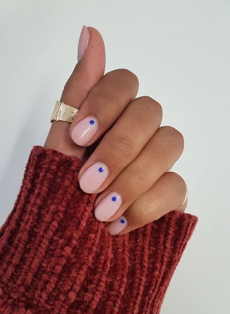 Trending Minimalist Nails, Minimal Dot Nail Art, Single Accent Nail, Clean Almond Nails Designs, European Gel Nails, Natural Dip Nail Designs, Simple Dotted Nails, One Dot Nail Art, Dot On Nails Simple