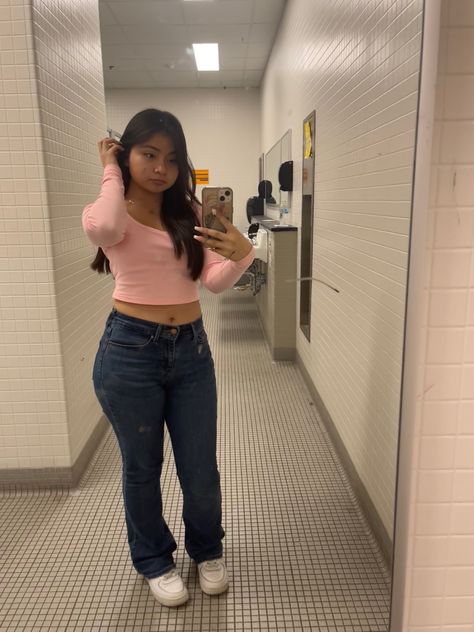 Light Pink Top And Jeans Outfit, Outfit Ideas With Pink Shirt, Light Pink Long Sleeve Shirt Outfit, Levis Flare Jeans Outfit, Latina Flare Jeans, Pink Shirt With Jeans Outfit, Outfit Ideas With Flare Jeans, Pink Long Sleeve Shirt Outfit, Fresita Outfits For School