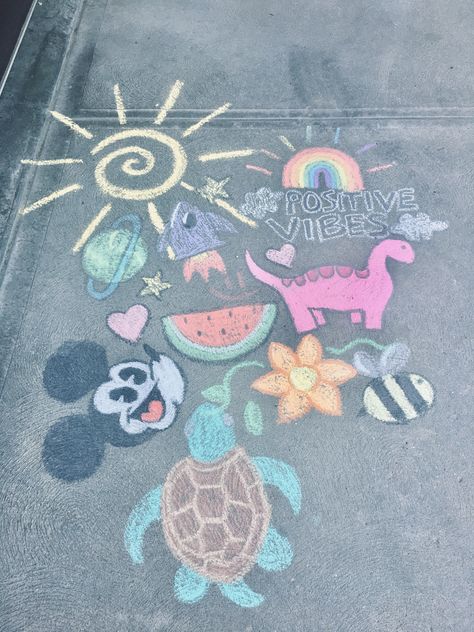 Chalk Designs Ideas, Chalk Animals Easy, Spring Sidewalk Chalk Art, What To Draw With Chalk Easy, Vsco Chalk Art, Chalk Inspo Summer, Cute Chalk Art Ideas, Preppy Things To Draw With Chalk, Chalk Art Easy Ideas