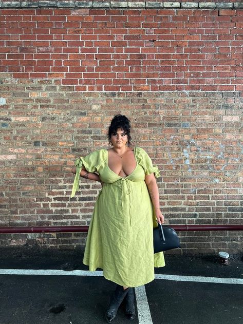 plus size model in green midi dress in front of brick wall wearing linen dress with cowboy boots Sustainable Fashion Designers, Melbourne Fashion, Plus Size Summer Outfits, Plus Size Summer Outfit, Short Summer Dresses, Dress For Summer, Midi Dress Summer, Midi Short Sleeve Dress, Green Midi Dress