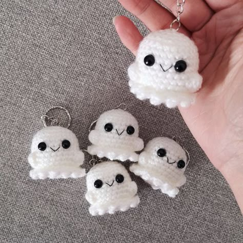 Crochet Keychain Pattern, Mode Crochet, Pola Amigurumi, Halloween Crochet Patterns, Crochet Business, Kawaii Crochet, Fun Crochet Projects, Quick Crochet, Crochet Keychain