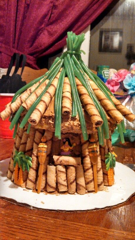 Tiki hut cake Hawaii Gingerbread House, Homemade Gingerbread House, Cool Gingerbread Houses, Gingerbread House Parties, Gingerbread House Cookies, Gingerbread House Designs, Gingerbread Party, Candy House, Cookie House