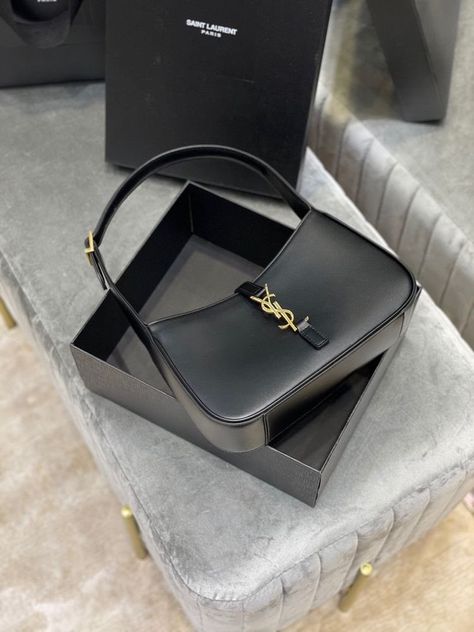 Populaire Outfits, Yves Saint Laurent Bags, Aesthetic Iphone, Wholesale Bags, Mode Inspo, Genuine Leather Bags, Saint Laurent Bag, Black Bag, Kylie Jenner