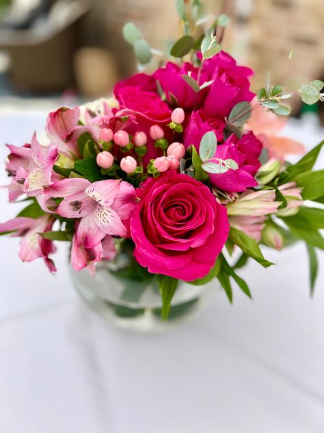 Hot Pink Floral Centerpieces, Small Pink Flower Arrangements, Hot Pink Flower Arrangements, Rose Arrangements Diy, Hot Pink Centerpieces, Pink Floral Centerpieces, Pink Peony Centerpiece, Quinceanera Flowers, Pink Flower Centerpieces