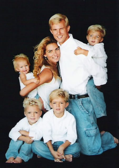 family of 8 kids 5 Kids Family, Older Sibling Poses, Family Of 8, Family Portrait Outfits, Cute Family Photos, Kids Goals, Older Sibling, Sibling Poses, Guitar Photography