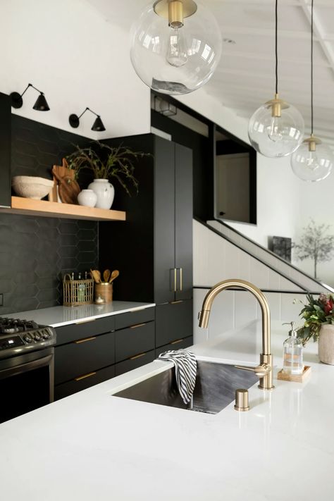 Black White Wood Kitchen, White Wood Kitchen, Neutral House, Modern Black Kitchen, Matte Black Kitchen, Kitchen Apartment, Loft Kitchen, Minimalist Kitchen Design, Black Kitchen Cabinets