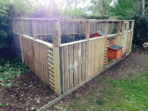 DIY Pallet Chicken Coop or Hen House! | 101 Pallet Ideas Diy Pallet Chicken Coop, Pallet Chicken Coop, Repurposed Pallets, Chicken Coop Kit, Chicken Coop Pallets, Easy Chicken Coop, Urban Garden Design, Portable Chicken Coop, Backyard Chicken Coop Plans